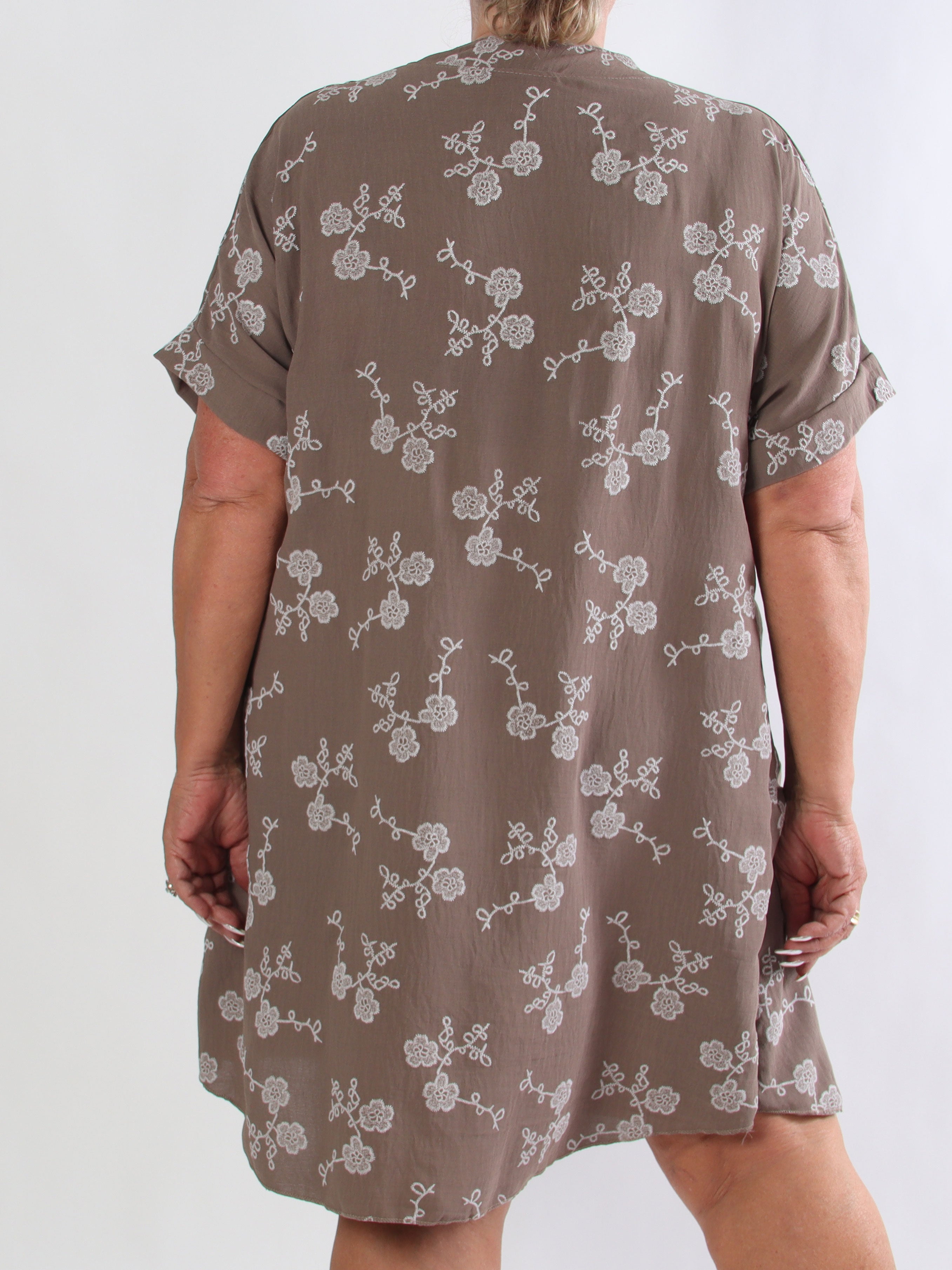 Olina - Plus size tunikakjole i en viskoseblanding med fine broderet blomster